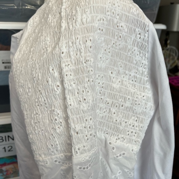 Eyelet Bouse - Picture 3 of 11